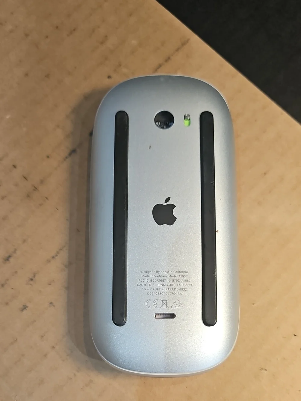 Apple White Wireless Magic Mouse - Sleek Multi-Touch Mouse
